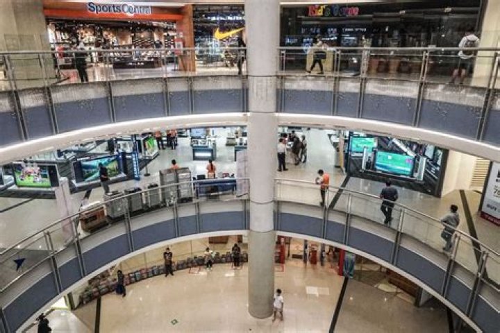 Are minors allowed in sm malls?