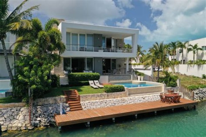 Can i buy beachfront property in mexico?