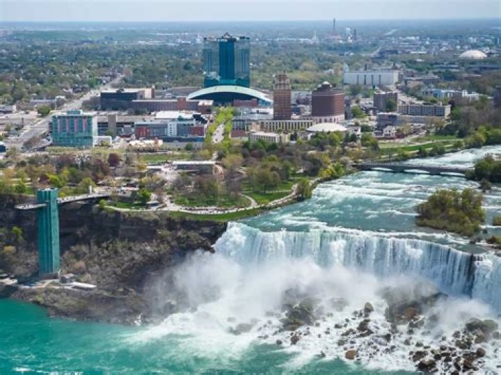 Can you survive niagara falls?