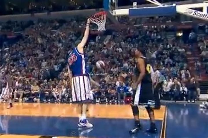 Could yao ming dunk without jumping?
