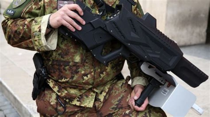 Do carabinieri carry guns?