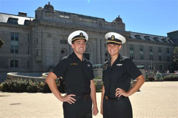 Do midshipmen outrank enlisted?