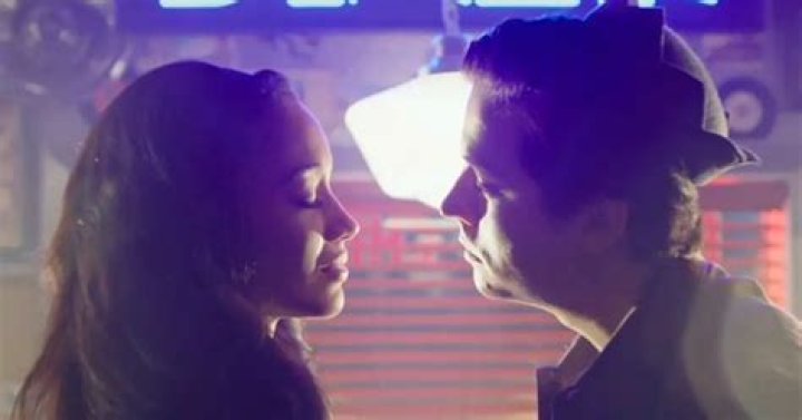 Do tabitha and jughead kiss?