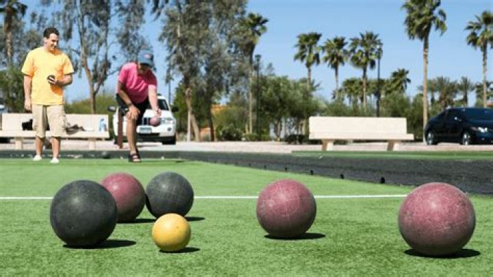 Do you alternate throws in bocce?