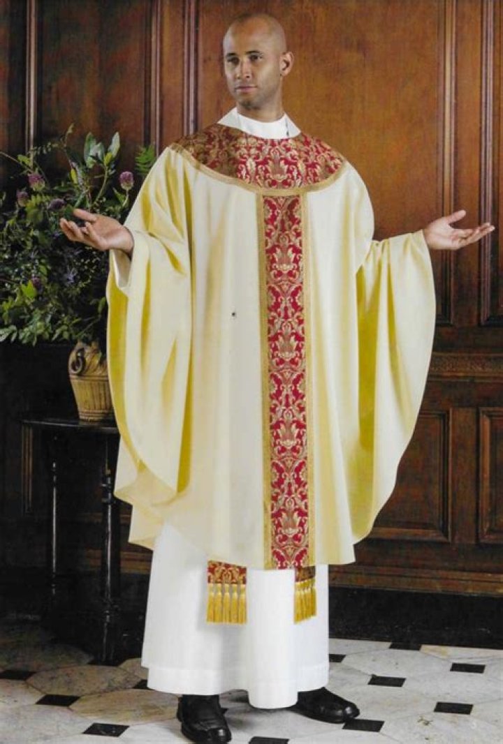 Does a priest wear a chasuble?