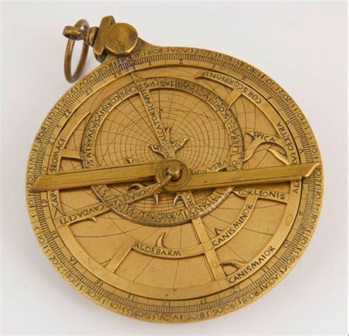 Does arcum's astrolabe make snow mana?