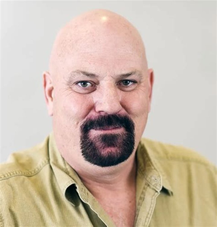 Does goatee make you look older?