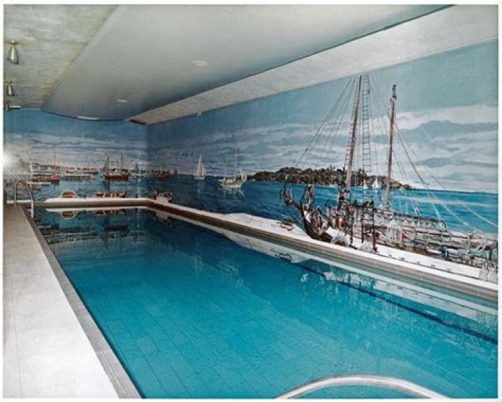 Does the white house have a pool?