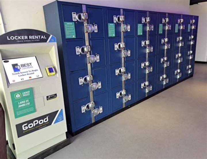 Does thorpe park have lockers?