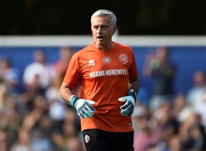 Has jose mourinho ever played football?