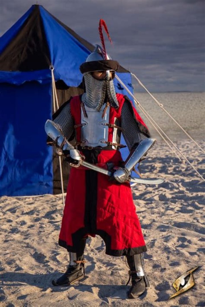 How do I check the bonus for a complete armour set?