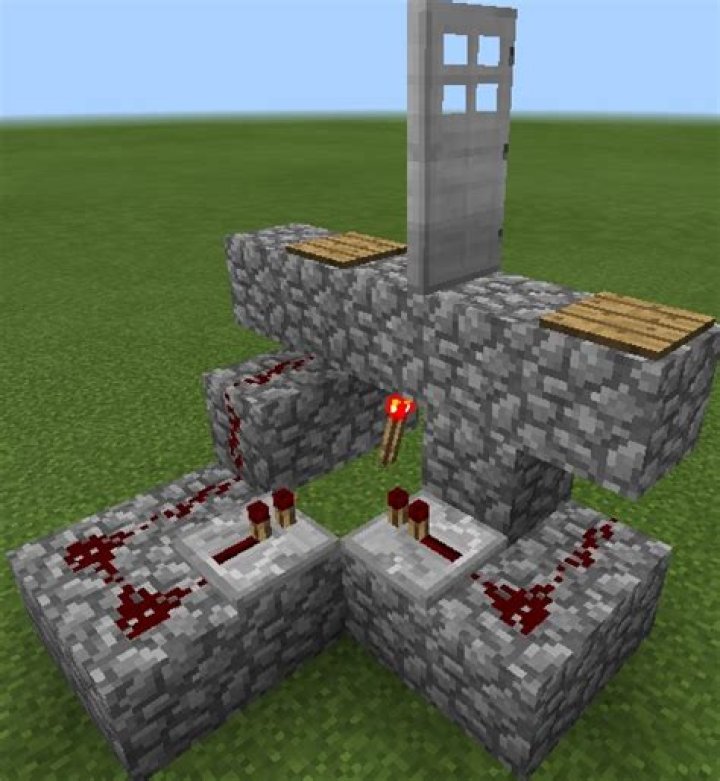 How do I reverse the redstone door so it starts in close position?
