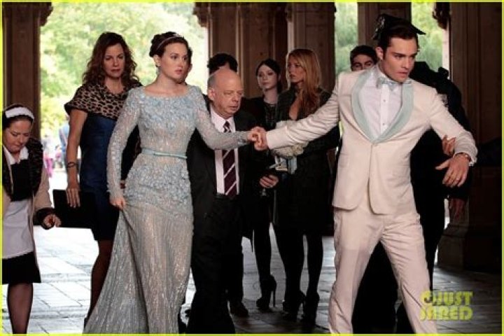 How is gossip girl revealed?