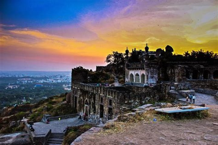 How old is golconda fort?