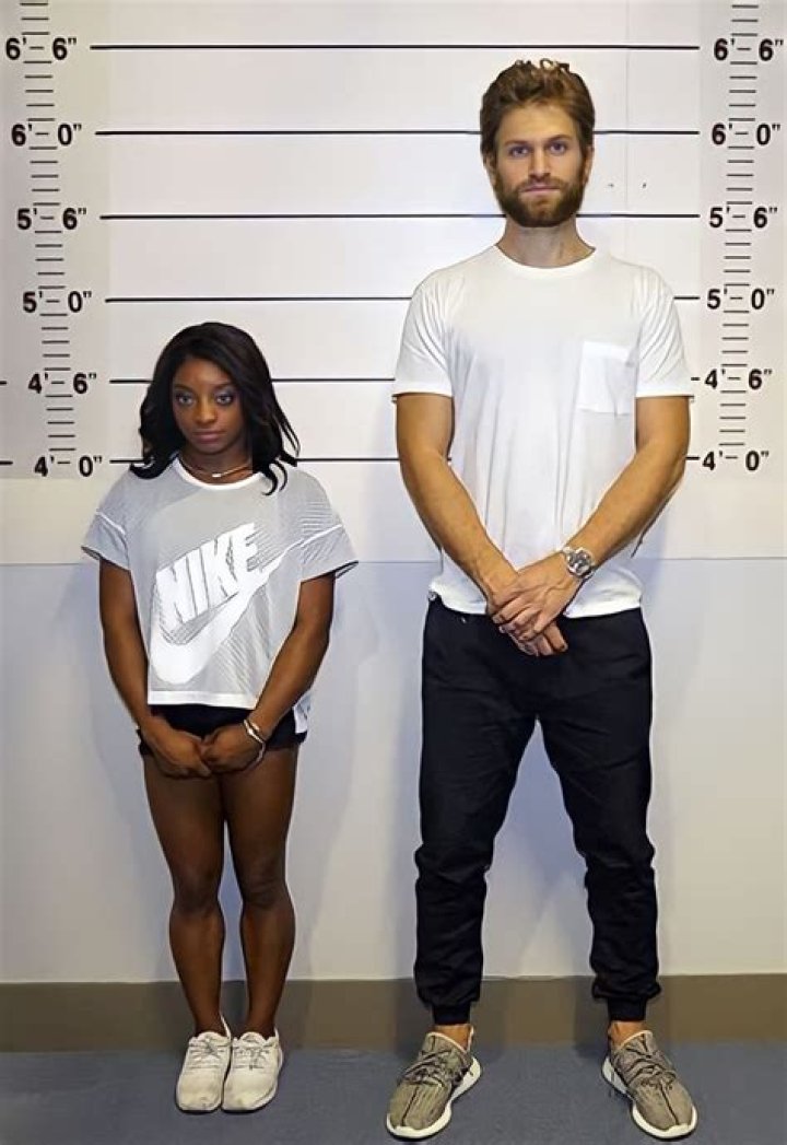 How tall is simone biles?
