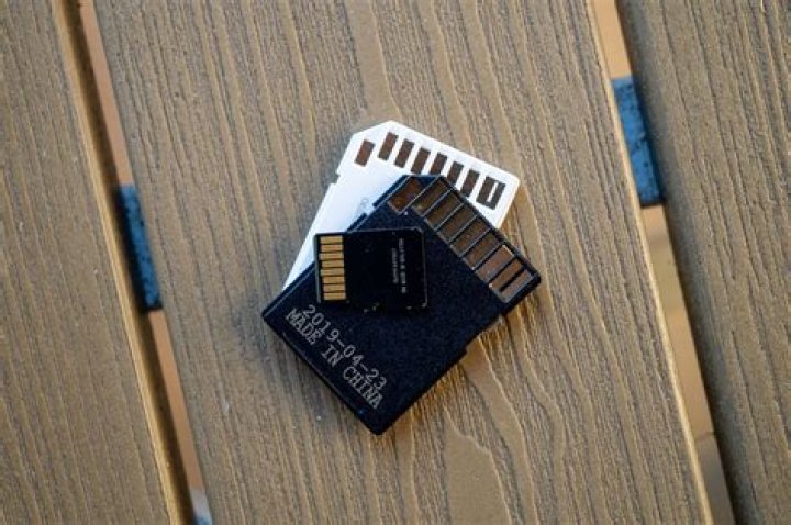 Is it possible to have a digital game that you bought (on eshop) on 2 or more SD cards?