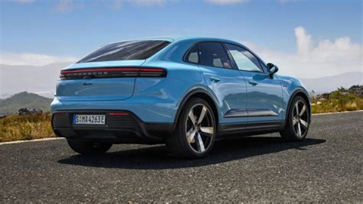 Is macan all wheel drive?