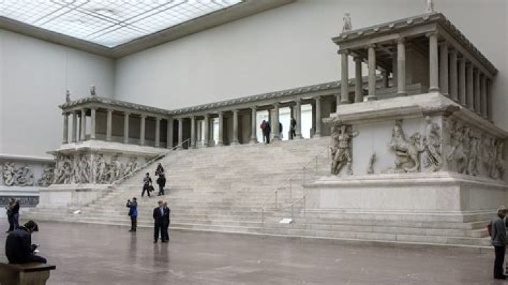 Is pergamon museum open?
