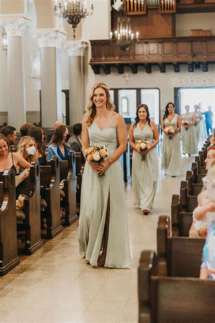 Should groomsmen walk bridesmaids down aisle?