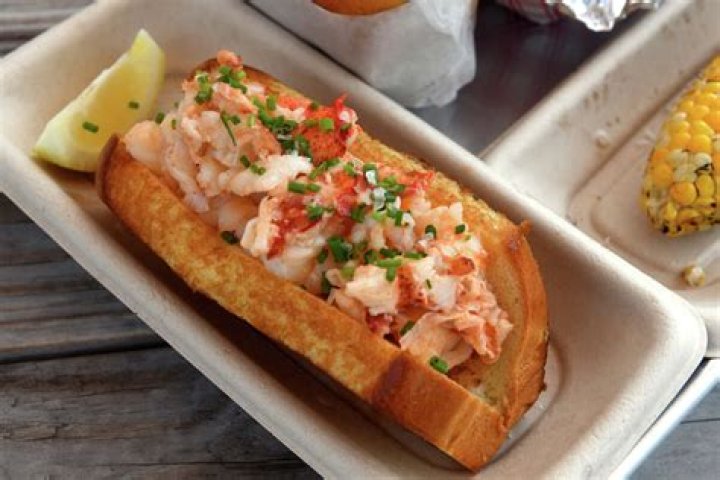 Should lobster roll be hot or cold?