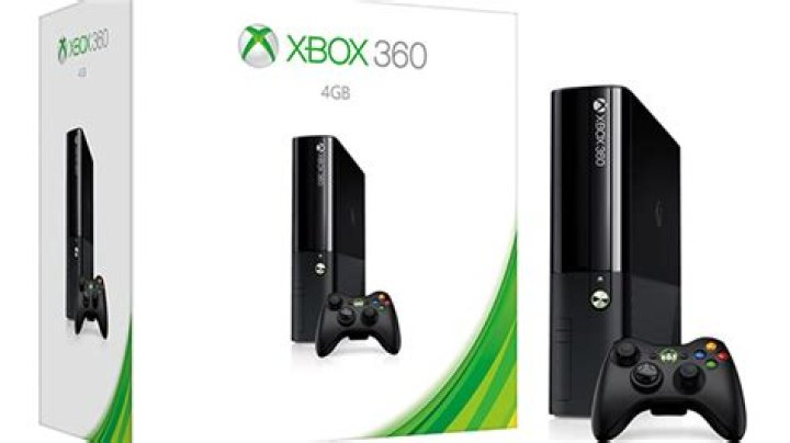 What are the differences between the 4GB and the 250 GB versions of the Xbox 360?