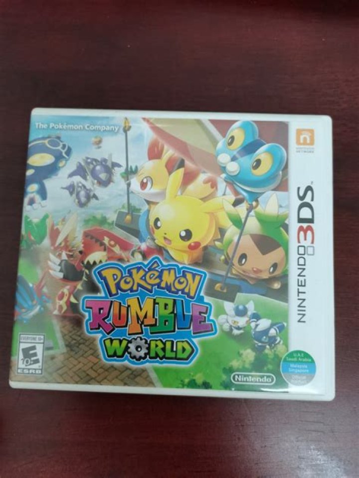 What are the differences between the freemium and retail versions of Pokemon Rumble World?