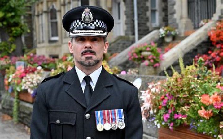 What do police superintendents do?