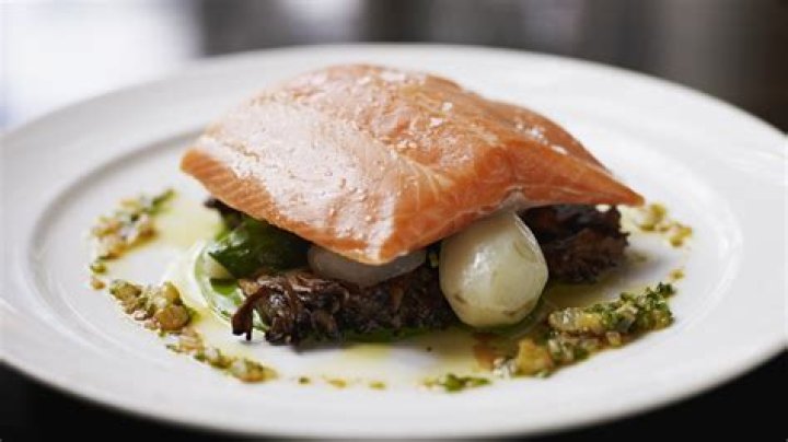 What does steelhead trout taste like?