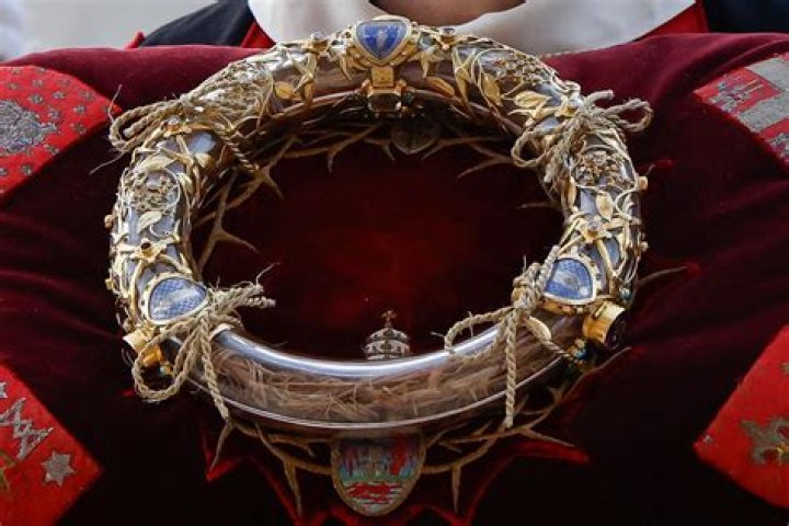 What sacred relics are found in chorten kora?