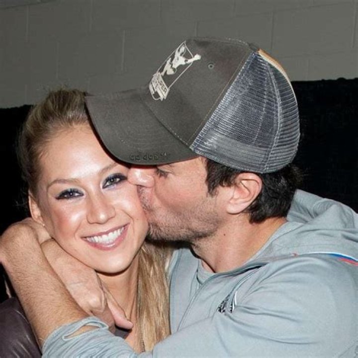 When did enrique iglesias get married?