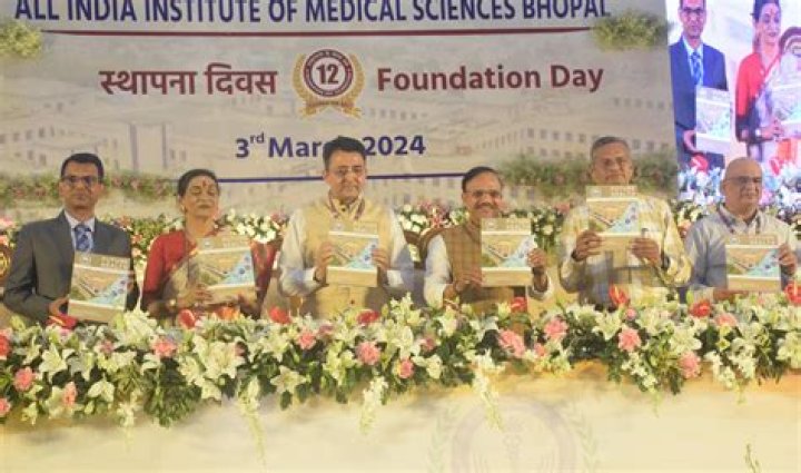 When is aiims foundation day celebrated?