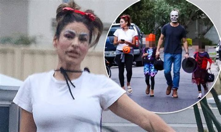 Where does ryan gosling live?