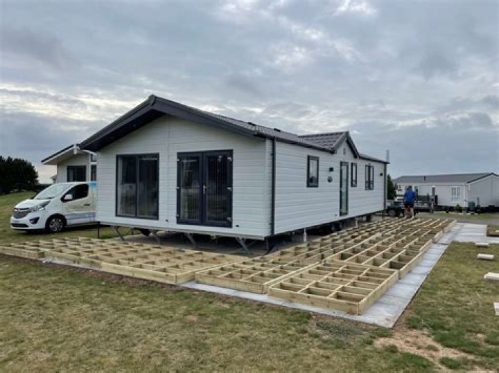 Which strategy to follow in building a Caravan deck?
