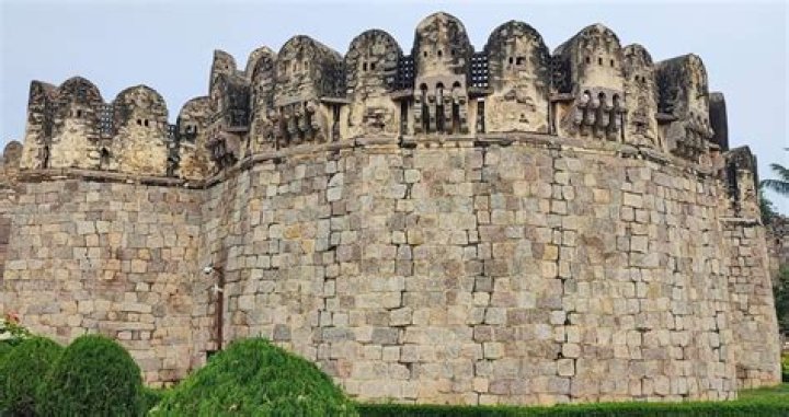 Which sultan lived in golconda fort?