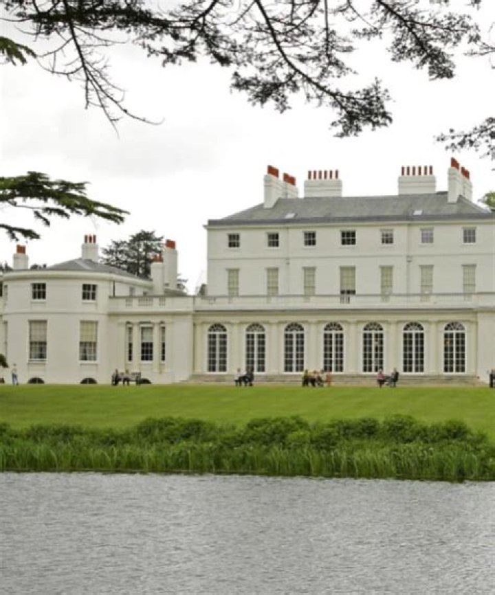 Who lives in frogmore house?