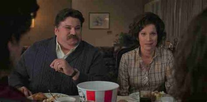Who plays barb's mom in stranger things?