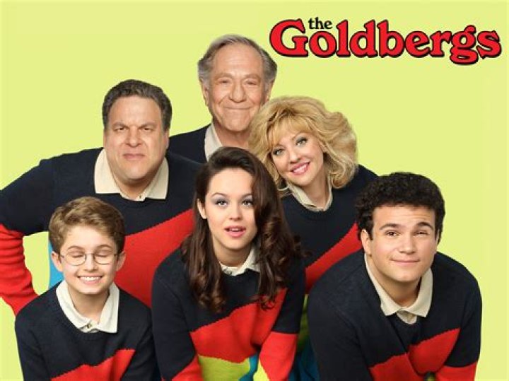 Who plays the yentas on the goldbergs?