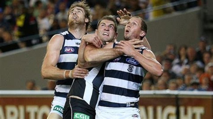 Why did travis cloke leave collingwood?