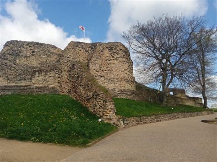 Why was pontefract castle built?